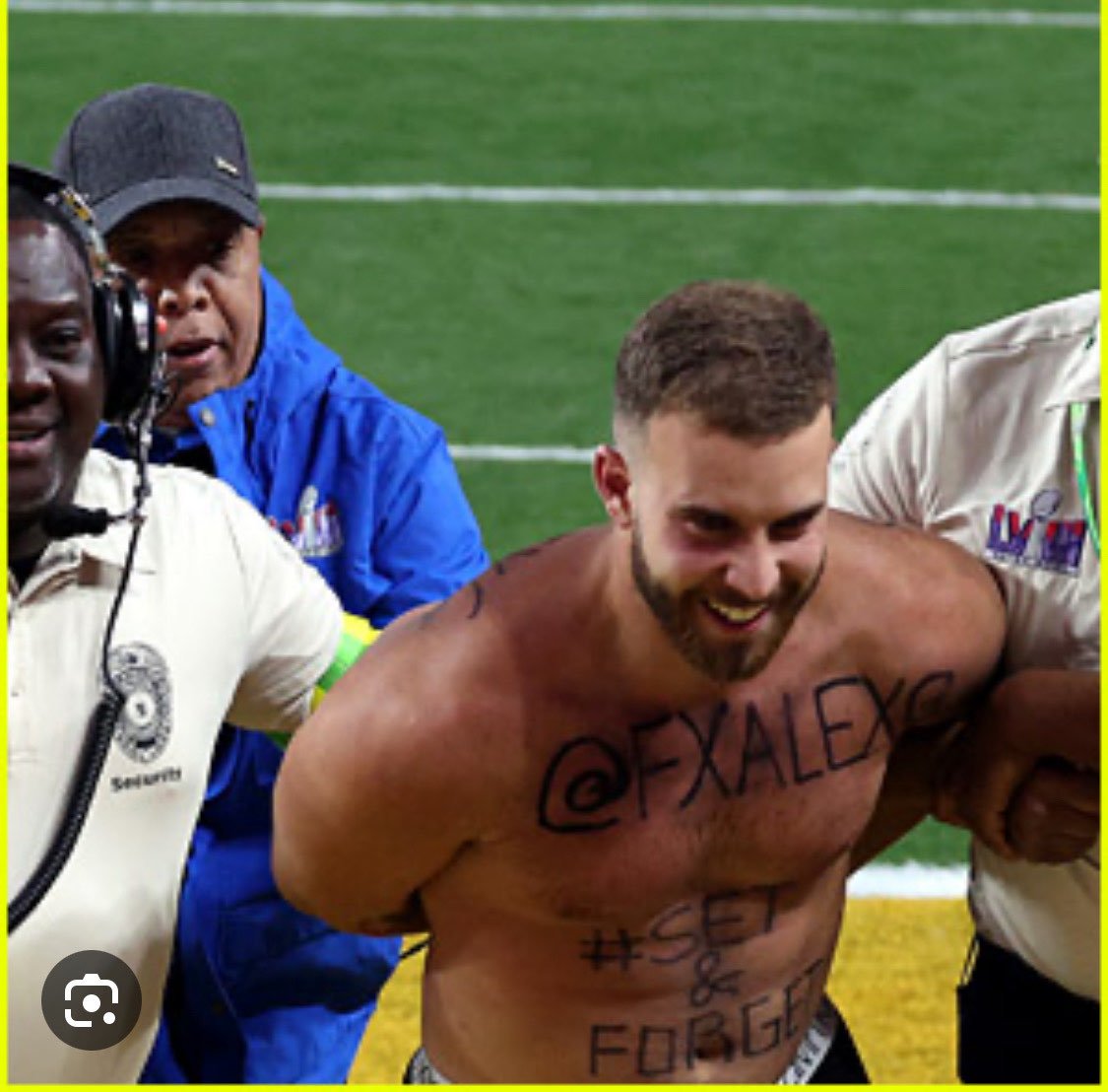 CanalTopFinanza's tweet image. El socio de @elsenseitrading y CEO de @Rocket21funding conocido como @FXAlexGI hizo el ridículo en el #SuperBowl2024 invadiendo el campo para promocionarse, aunque le salió el tiro por la culata ya que no logró aparecer en TV nacional como esperaba #rocket21 #miamiboys #elsensei