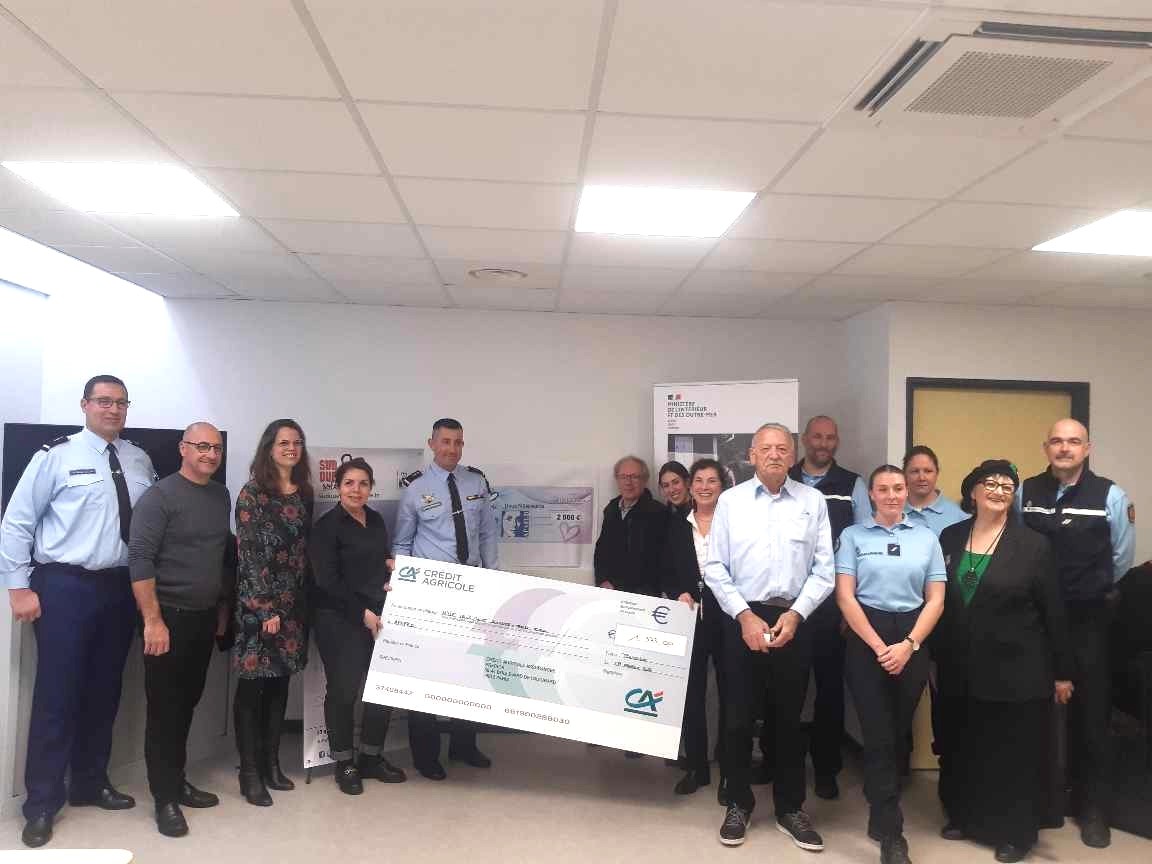 ApafedO's tweet photo. Avec les gendarmes de Langon-Toulenne pour les remercier d’avoir organisé une course caritative qui a rassemblé plusieurs centaines de personnes au profit de notre association.

Face à ces violences qui ont aussi explosé en Sud-Gironde, travailler ensemble est essentiel. https://t.co/NYJin0rqpe
