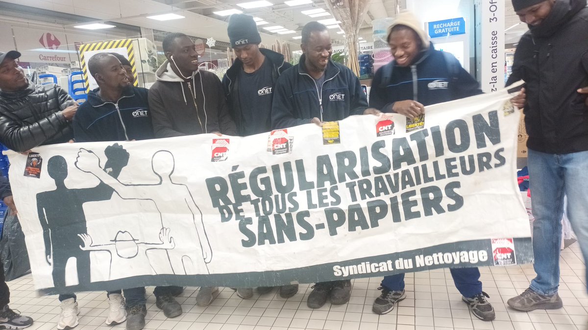 Action en cours des agents de nettoyage #sanspapiers, sous-traités par #onet au @CarrefourFrance Rungis Belle Epine (94) pour la régularisation ✊