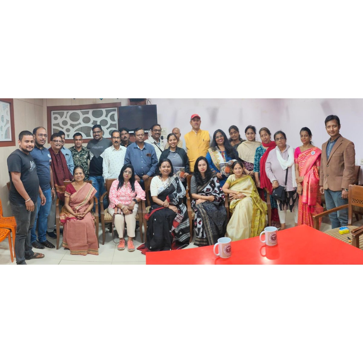 An engaging discussion on #Odiacuisine with the most amazing audience at #CuttackHeritageWalks khatti!! #beyonddalma #259inheritedrecipesofodisha