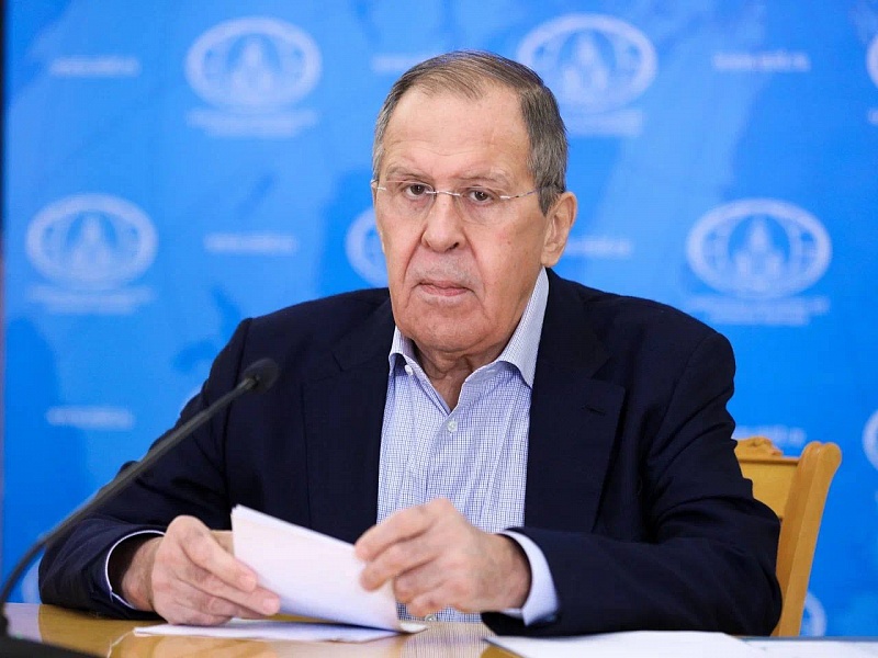 RusBotschaft's tweet photo. 🗣️Russlands Außenminister Sergej Lawrow

💬In den vergangenen Jahren, seit 2008 oder sogar 2007, haben wir publik gewarnt, dass die NATO-Erweiterung zu weit gegangen ist, und das trotz allen Zusagen, die Jelzin und Gorbatschew gemacht wurden. Es gab fünf Erweiterungswellen. Ende 2020 stand das Bündnis dicht an der Grenze zur Russischen Föderation. Die Ukraine wurde kontinuierlich in das Bündnis hineingezerrt. Es wurde geplant, auf ukrainischem Boden Militärstützpunkte zu errichten, u. A. Marinestützpunkte im Asowschen Meer, ganz zu schweigen vom Schwarzen Meer.

💬Wir kämpfen für unsere nationalen und legitimen Interessen. Für die Sicherheit an unseren eigenen Grenzen. Die USA haben seinerzeit den Irak zur Bedrohung erklärt, ein Land, das Tausende Meilen weg von der amerikanischen Küste liegt. Jugoslawien, Libyen und Syrien, all diese Länder wurden offiziell als unmittelbare Gefahr für die Sicherheit der USA und ihrer Verbündeten bezeichnet. In unserem Fall wurde die militärische Infrastruktur der Nordatlantikallianz an Russlands Grenzen aufgebaut und gegen unser Land ausgerichtet. Gerade auf dem ukrainischen Gebiet sollten Waffen stationiert werden, die im Vertrag über die Vernichtung aller Flugkörper mit mittlerer und kürzerer Reichweite geächtet waren, aus dem die Amerikaner ausgestiegen sind. Die USA wollten ihre Hände frei haben für die Anwendung dieser Waffen.