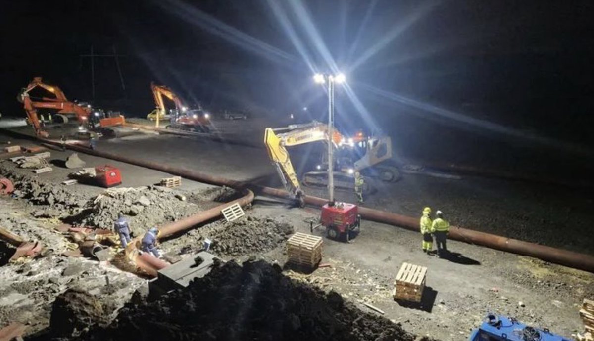 nannaro's tweet photo. This is amazing. They are laying a new hot water pipe over lava that ran 4 days ago. 1-2 meters below them is molten rock, 6-800°C hot. Now hot water is streaming into the tanks and 25.000 people will again have water to heat their homes. #volcano #eruption #Iceland https://t.co/hpHJQ4dQjv