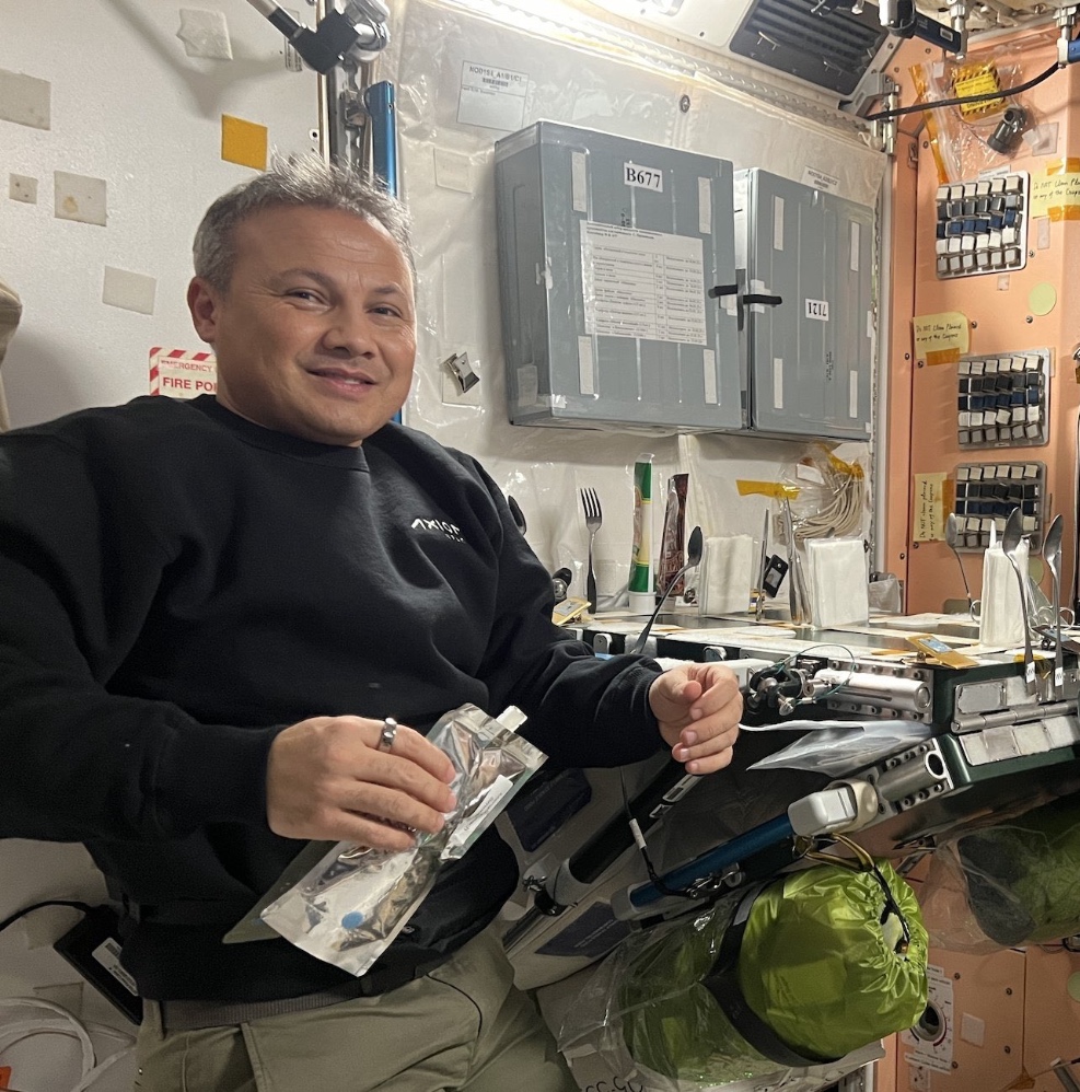 bosunatiklama's tweet photo. Astronot Alper Gezeravcı: "Döndüğüm ilk günün akşamı güveç yedim." https://t.co/ZP7OpmOBC8
