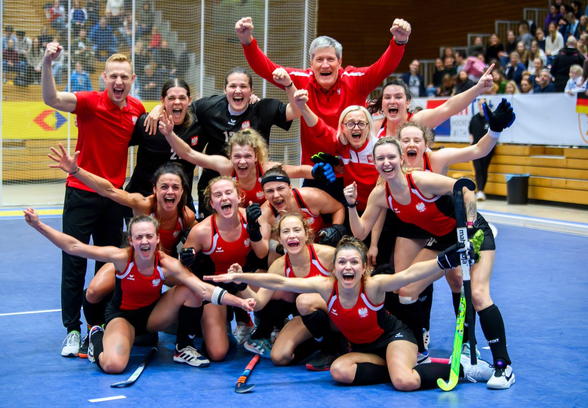 🏑 Reprezentacja Polski kobiet w hokeju na trawie zdobyła srebrny medal 🥈 podczas Halowych Mistrzostw Europy w Berlinie. 
➡️ W fazie grupowej biało-czerwone zdobyły aż 10 punktów i z pierwszego miejsca awansowały do fazy pucharowej. Polki pokonały Szwajcarki, Ukrainki, Włoszki i