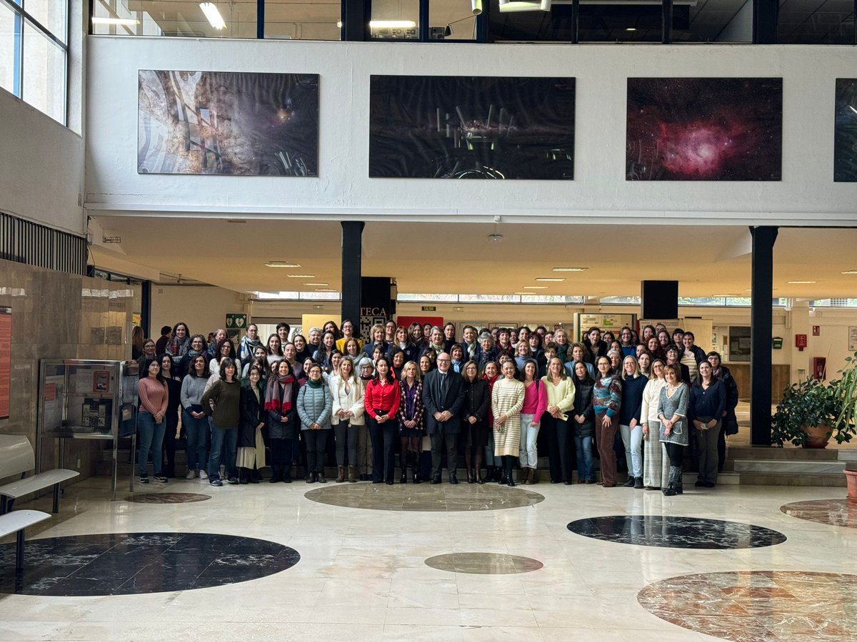 "Foto de mujeres en la Ciencia" en el Hall de la Facultad con mujeres de nuestra Facultad. Con motivo de la celebración del "Día Internacional de la Mujer y la Niña en la Ciencia" del 11 de febrero