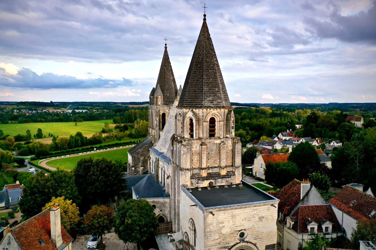 [patrimonio ] La Cite’ Royal de Loches e la Chiesa di Sant’Orso nella Valle della Loira . Da segnare in agenda per il 2024 ! 💛 #ExploreFrance @CiteLoches 📸 L. Rossi