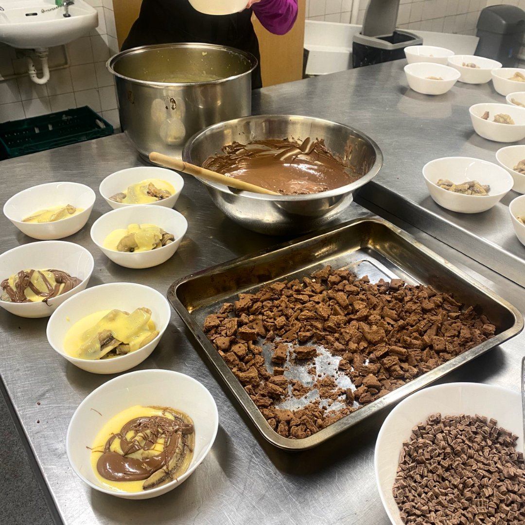 'Menu of the Week' goes to FoodCycle Mitcham for their absolute creativity in this week's meal. ✨ 21 guests enjoyed a menu of... 🍜 Lentil soup and okra garnish 🥒 Bean curry, pickled cucumber, and roast potatoes 🍌 Banana split served by the small but mighty hosting duo