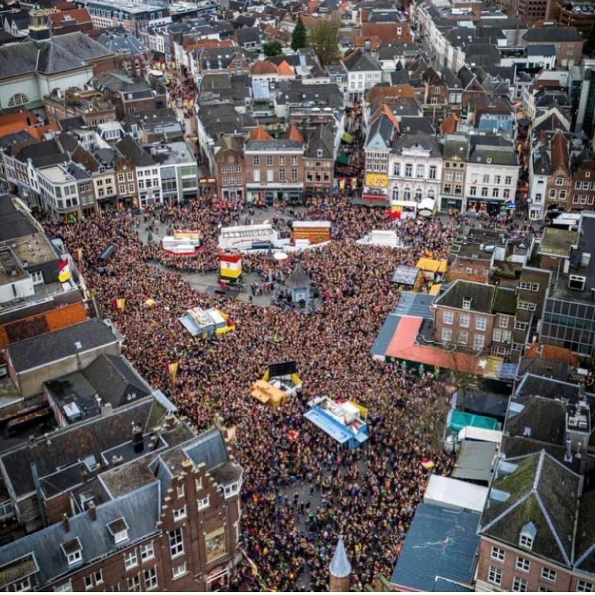 Gisterenmiddag rond de klok van 14:11 op mert in Oeteldonk ❤️🤍💛🐸