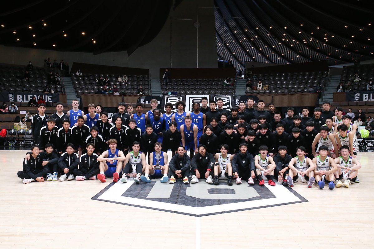 B_LEAGUE's tweet photo. 🏀B.LEAGUE U18 INTERNATIONAL CUP 2024

今大会に出場した全6クラブの選手たちで記念撮影📸

#BリーグU18
#Bリーグ https://t.co/9gfLhW0Yrz