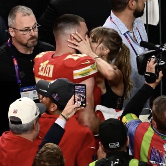 notgwendalupe's tweet photo. cool to see taylor swift and travis kelce referencing a cinderella story https://t.co/Q65m4N2tU6