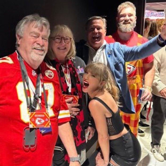 📸| @TaylorSwift13 with the Kelces family