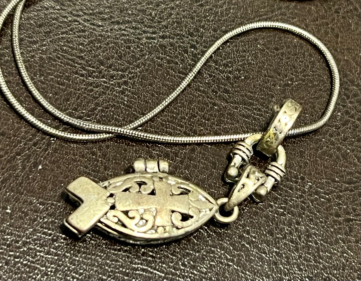 Vintage #Fish Hinged #PrayerBox Magnetic 20' Silver Tone #ReligiousNecklace SHIPS FREE

#uniquejewelry #religiousjewelry #vintagejewelry #ebayfinds #collectibles #relics #christianjewelry #christian #cross 

 ebay.com/itm/2666165707… #eBay via @eBay