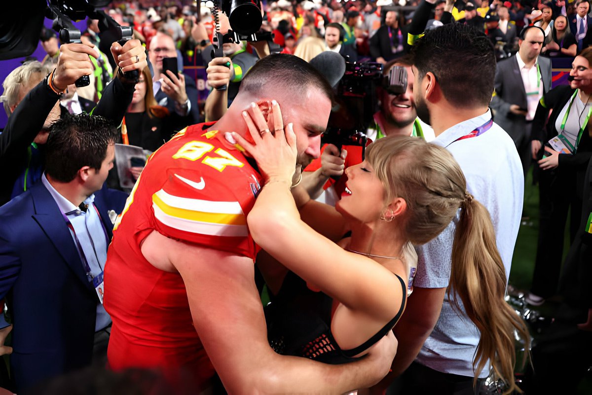 swifferupdates's tweet photo. 🏈| Straight out of a romcom!😘 https://t.co/XhTbmoX4uZ