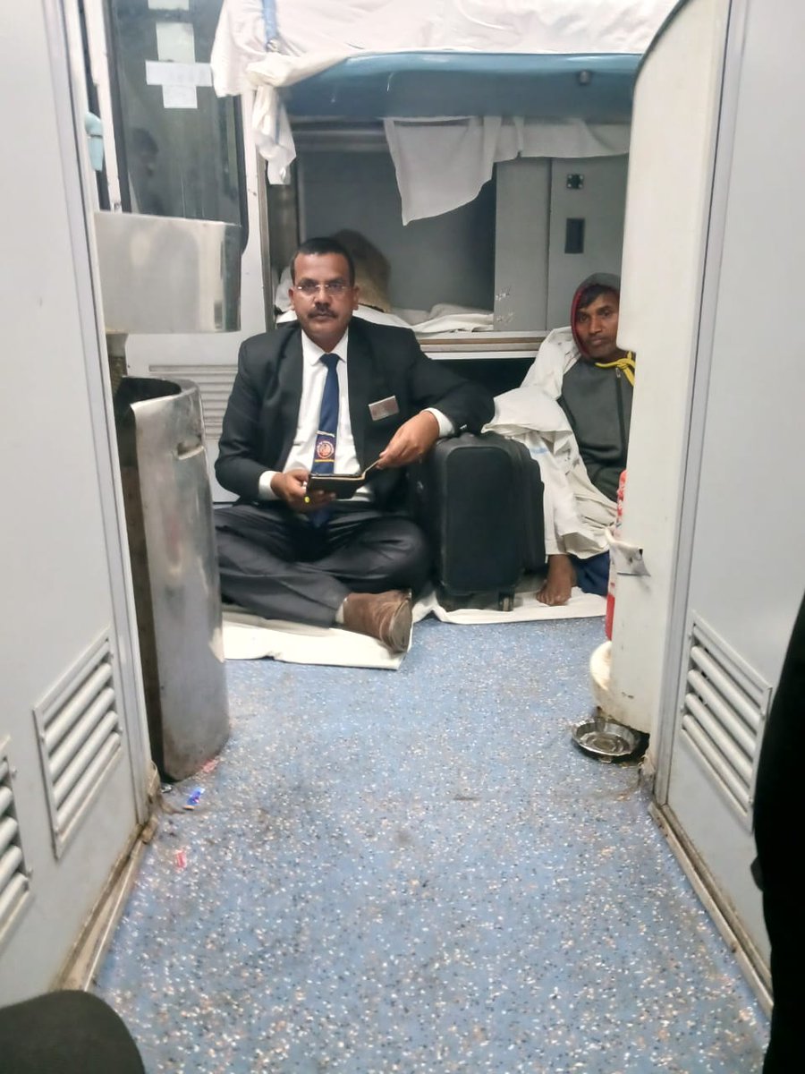 अपने कर्तव्यों का निर्वाह करने हेतु यूनिफॉर्म में जमीन पे बैठने को मजबूर टिकट चेकिंग स्टाफ। <a href="/AshwiniVaishnaw/">Ashwini Vaishnaw</a> <a href="/PMOIndia/">PMO India</a> <a href="/narendramodi/">Narendra Modi</a> <a href="/GMNCR1/">GMNCR1</a> <a href="/drmncrald/">DRM PRAYAGRAJ, NCR</a> <a href="/srdcm_prayagraj/">Senior DCM Prayagraj</a> <a href="/ccmncrdkt/">ccmncr</a> <a href="/irtcso/">IRTCSO</a> <a href="/RailMinIndia/">Ministry of Railways</a>