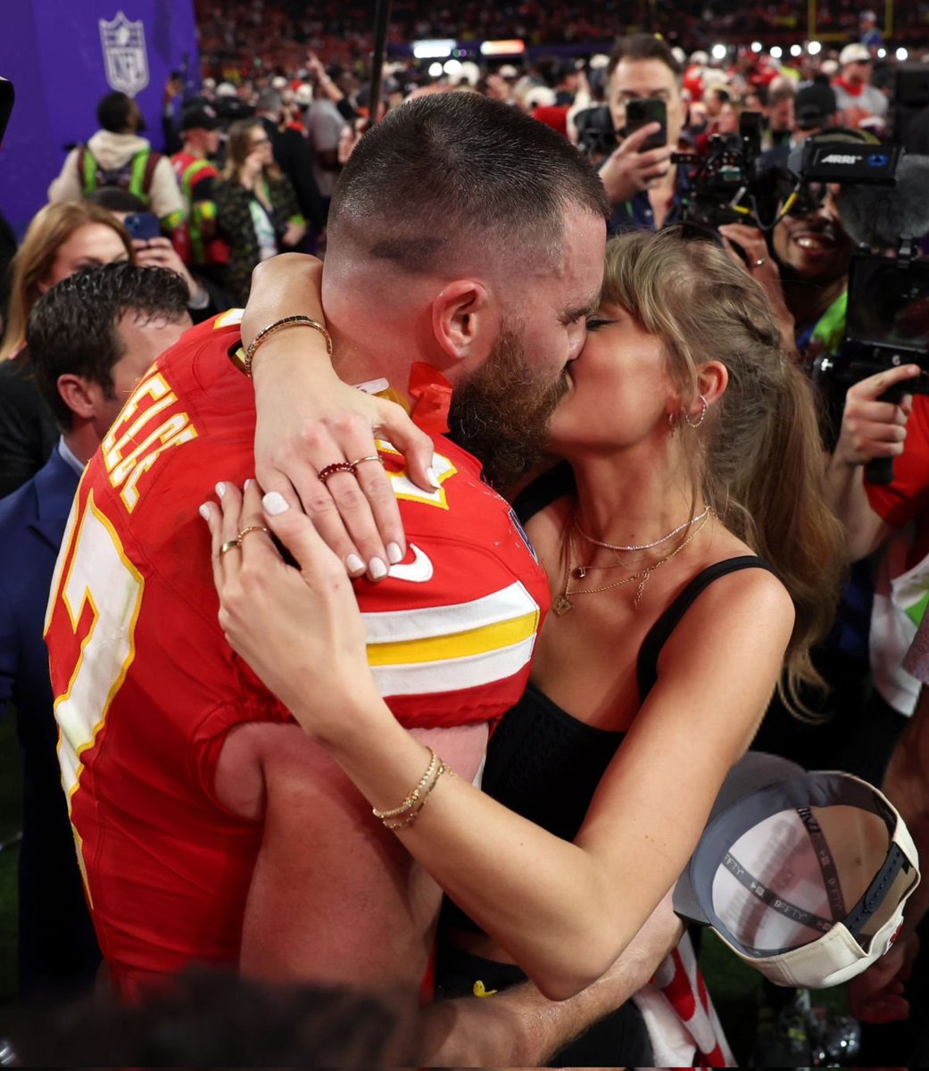 _cuddly_mom's tweet photo. pensar que millones de swifties a lo largo del planeta se bancaron un partido de unas 4 horas de un deporte que NO entienden sólo por ésto #SuperBowl https://t.co/u8XLS2U9Zo