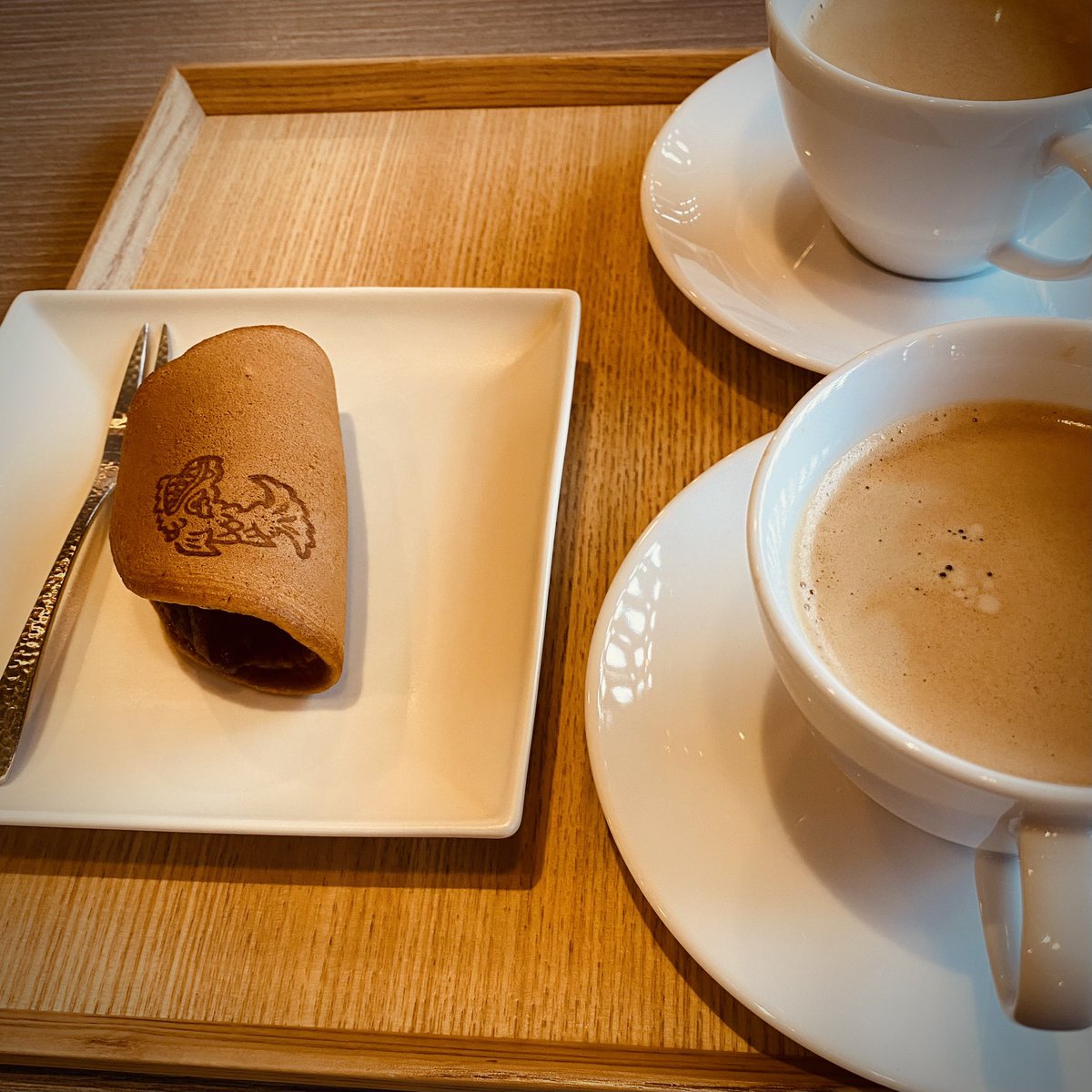 Azmooksan's tweet photo. あんバターどら焼き。しゃちほこさん付き。 https://t.co/gFpbcuFqaM