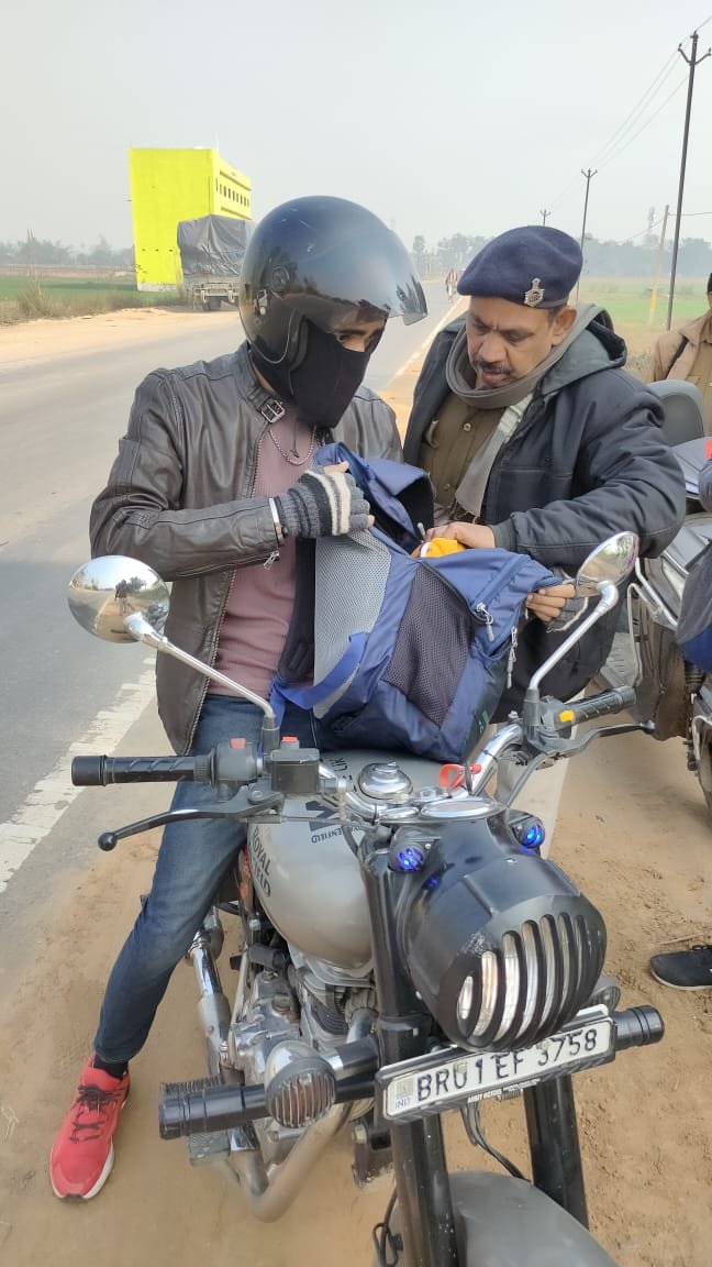 PatnaPolice24x7's tweet photo. अपराध एवं अपराधियों पर अंकुश लगाए रखने हेतु #पटना_पुलिस द्वारा निरंतर सघन वाहन जांच की जा रही है...

वाहन जांच में पुलिस का सहयोग करें, अपराध की रोकथाम में सहभागी बनें।

@dm_patna
@bihar_police
#VehicalChecking 
#CrimePrevention 
#CrimeControl https://t.co/UzQ2MfEv7j