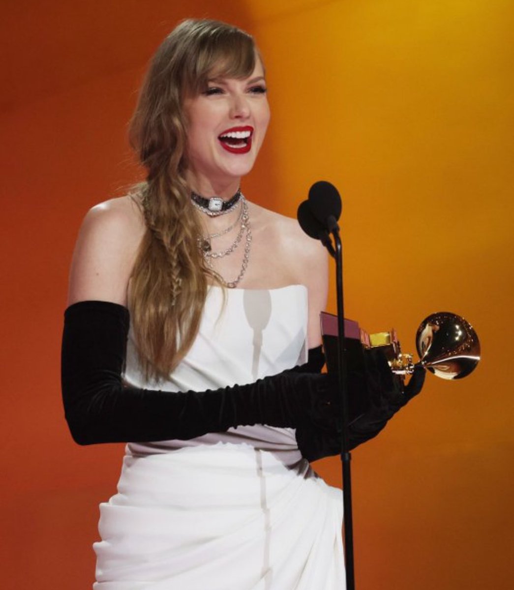 SwiftNYC's tweet photo. Grammys Album of the Year and Super Bowl Champion 2024 🏆

Couple of the YEAR 🥹 #SuperBowlLVIII https://t.co/IeokdbH0Wo