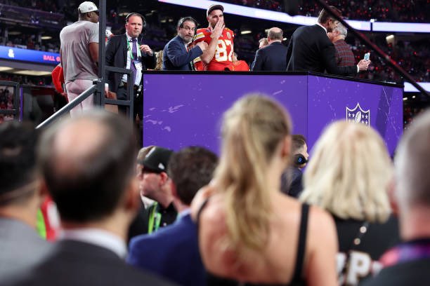 tswifterastour's tweet photo. 🚨| Travis Kelce blowing a kiss back to Taylor Swift from the podium after she blew him kisses! 🥺 #SuperBowl https://t.co/TBGZQXqb9b