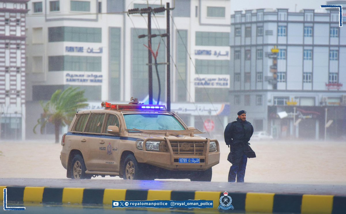 RoyalOmanPolice's tweet photo. تعهدنا بأداء واجبنا تجاه الوطن وكل من يعيش على ترابه ،، فنرجو التزامكم بالبقاء آمنين في منازلكم خلال فترة هطول الأمطار.
#شرطة_عمان_السلطانية https://t.co/1hn1CB5Vvn