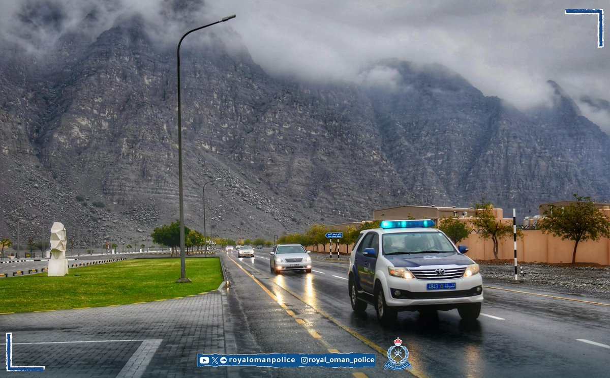 RoyalOmanPolice's tweet photo. تعهدنا بأداء واجبنا تجاه الوطن وكل من يعيش على ترابه ،، فنرجو التزامكم بالبقاء آمنين في منازلكم خلال فترة هطول الأمطار.
#شرطة_عمان_السلطانية https://t.co/1hn1CB5Vvn