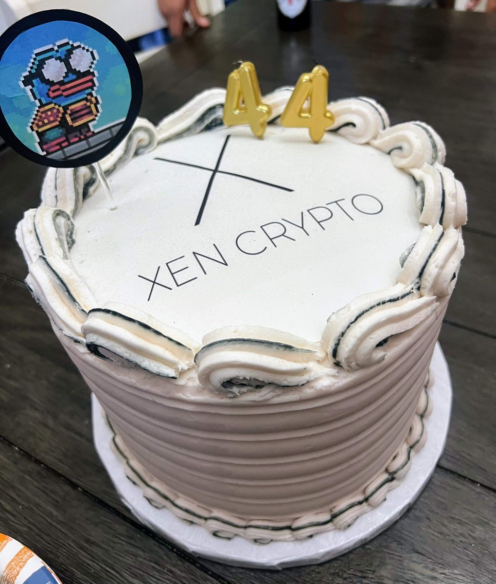 RollDawgWoof's tweet photo. Today I celebrated my 44th trip around the sun on this earth 🌍 ☀️… peep my bday cake… $XEN #bitPepe https://t.co/cRjyPwAms2