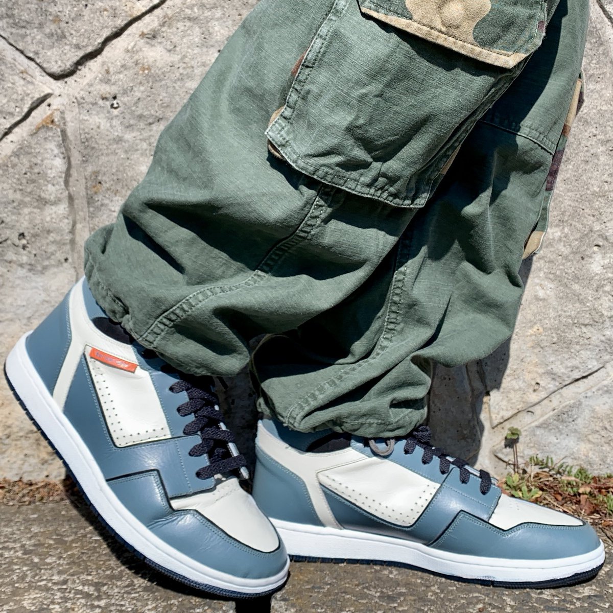 YossiyWear's tweet photo. #オリジナルスニーカー #ハンドメイドスニーカー
自分の「好き」を全乗せした世界で1つのスニーカー🥰カーゴパンツは #supreme 😌
#REFLEXION のパーカーに #delong のスタジャン着てちょうど良いくらい😌
連休最終日まったりと過ごしてます☺️ https://t.co/8XVwqXz2WE