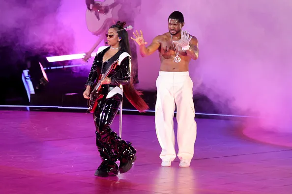 kron4news's tweet photo. Vallejo native H.E.R. performs in Super Bowl with Usher #SuperBowl #FTTB https://t.co/j7rLmQnO88 https://t.co/KTYET0Mo5O