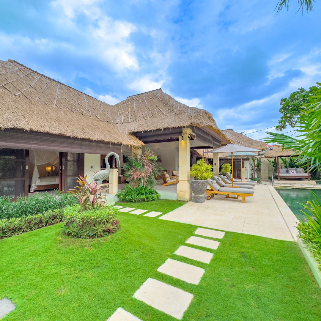 VillaBugis's tweet photo. Hey hey, it's Villa Olive back in action! Our place just got feeling fresher than a daisy after our groovy makeover! Your stay's about to get even more amazing!)

https://t.co/yKUW6kIK9x https://t.co/fb3J7ib1EO