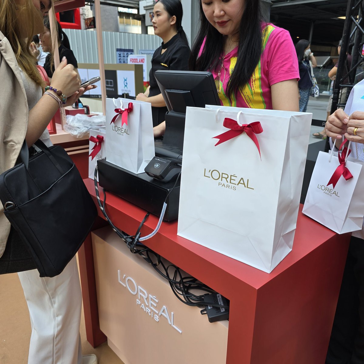 WatsonsThailand's tweet image. มครอยู่ที่ #ParkSilom วันนี้มาด่วนๆๆ #Loreal #Infallible จัดงานให้คุณได้ชอปพร้อทรับสิทธิพิเศษรับ #Valentine เลือกจัดดอกไม้ หรือดูดวงความรัก เมื่อชอปครบ 599.- ภายในงาน 

⚘️ พิเศษรับดอกไม้จาก #TayTawan 

#watsonsth 
#lorealMakeup
#infallibleonthego
#taytawan