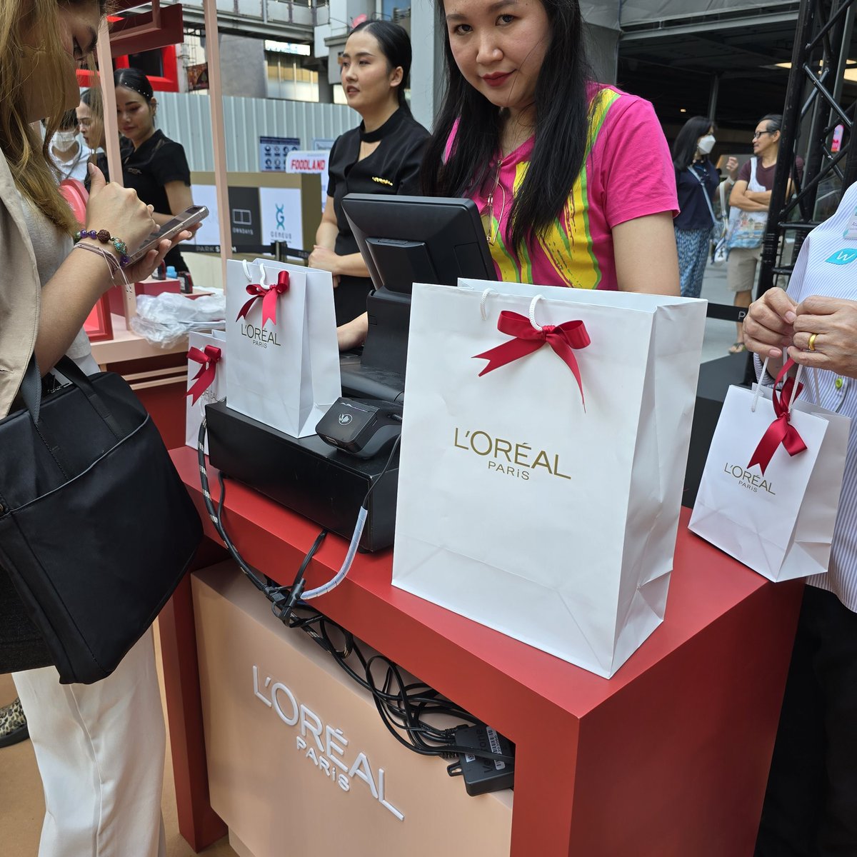 WatsonsThailand's tweet image. มครอยู่ที่ #ParkSilom วันนี้มาด่วนๆๆ #Loreal #Infallible จัดงานให้คุณได้ชอปพร้อทรับสิทธิพิเศษรับ #Valentine เลือกจัดดอกไม้ หรือดูดวงความรัก เมื่อชอปครบ 599.- ภายในงาน 

⚘️ พิเศษรับดอกไม้จาก #TayTawan 

#watsonsth 
#lorealMakeup
#infallibleonthego
#taytawan