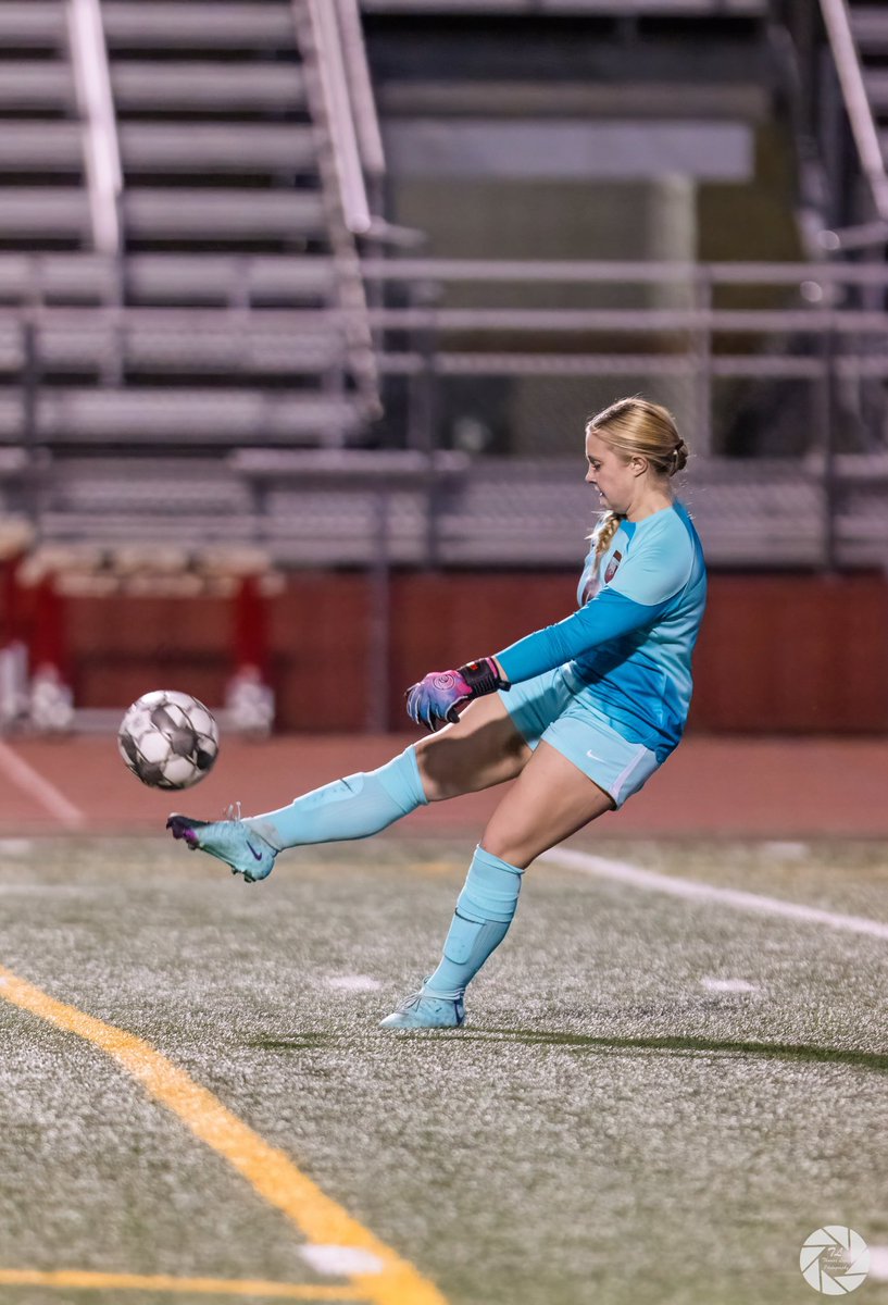 12PeytonRoberts's tweet photo. Double save from friday nights game vs Midlo🙌🏻 BYE game this tuesday… perfect to go support @CarlockKendall and @BHSLadyElkBball ‼️🫎❤️

📸: @ThomasL_Photog 

@LCUSoccer @LadyElkSoccer @BHSGAthletics @Gosset41 @GMsportsmedia1 @DFW_Girls_HS_VS @LethalSoccer https://t.co/wigu1QV5Fj