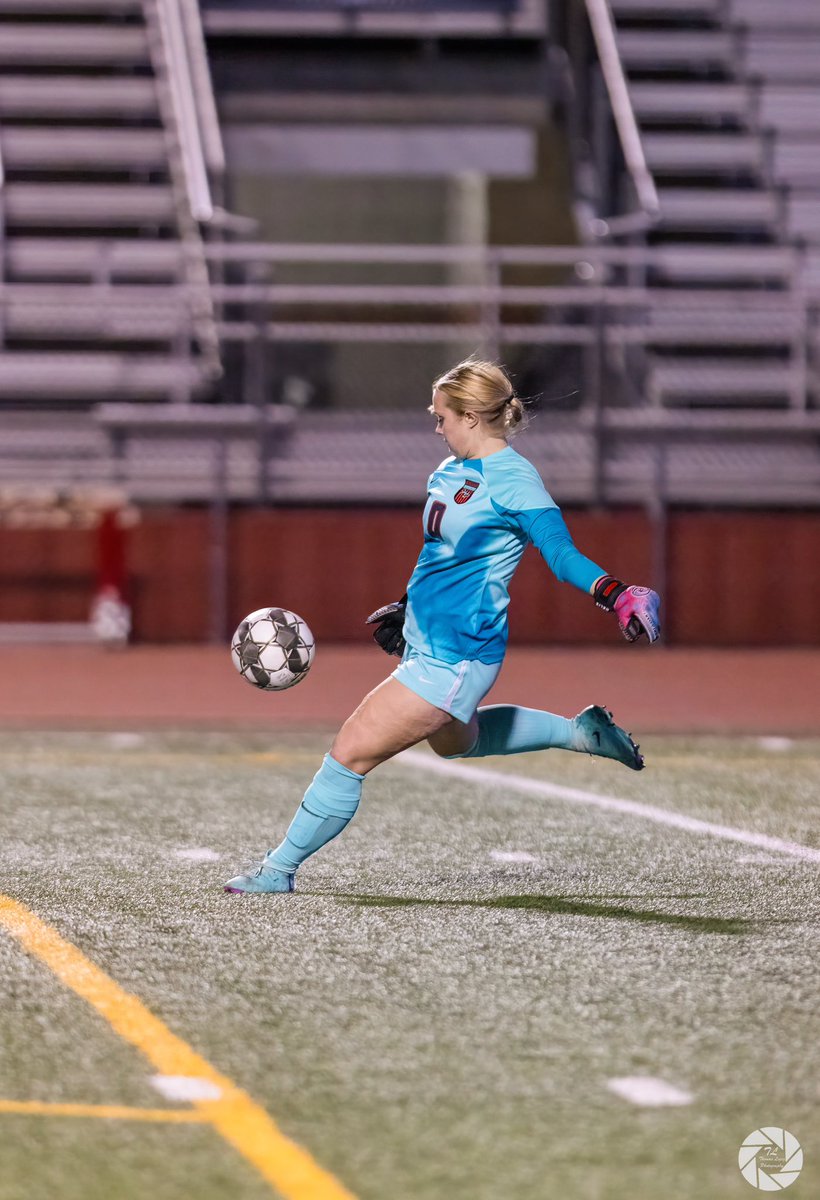 12PeytonRoberts's tweet photo. Double save from friday nights game vs Midlo🙌🏻 BYE game this tuesday… perfect to go support @CarlockKendall and @BHSLadyElkBball ‼️🫎❤️

📸: @ThomasL_Photog 

@LCUSoccer @LadyElkSoccer @BHSGAthletics @Gosset41 @GMsportsmedia1 @DFW_Girls_HS_VS @LethalSoccer https://t.co/wigu1QV5Fj