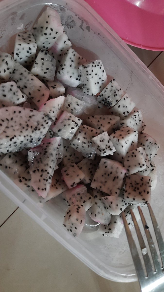 zizikhafa's tweet photo. Anak mau duwa tahun, asi udah mulai gak keluar yang disalahin tetep ibu katanya gamau makan sayur,, lah hampir tiap hari makan pecel, makan sayur, makan buah katanya cuma makan baksoooo doang. Bikin bakso sehari aja nyalah2innya beberapa dekade. https://t.co/FyrAzPbGSr