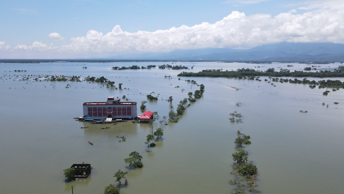 According to the latest report by @ICCCAD, #ClimateChange threatens nearly 900,000 lives in southern 🇧🇩 by 2050, homes and livelihoods at risk as 12-18% of coastal areas could be submerged by the end of the century. Let's unite for immediate #ClimateAction to safeguard vulnerable…