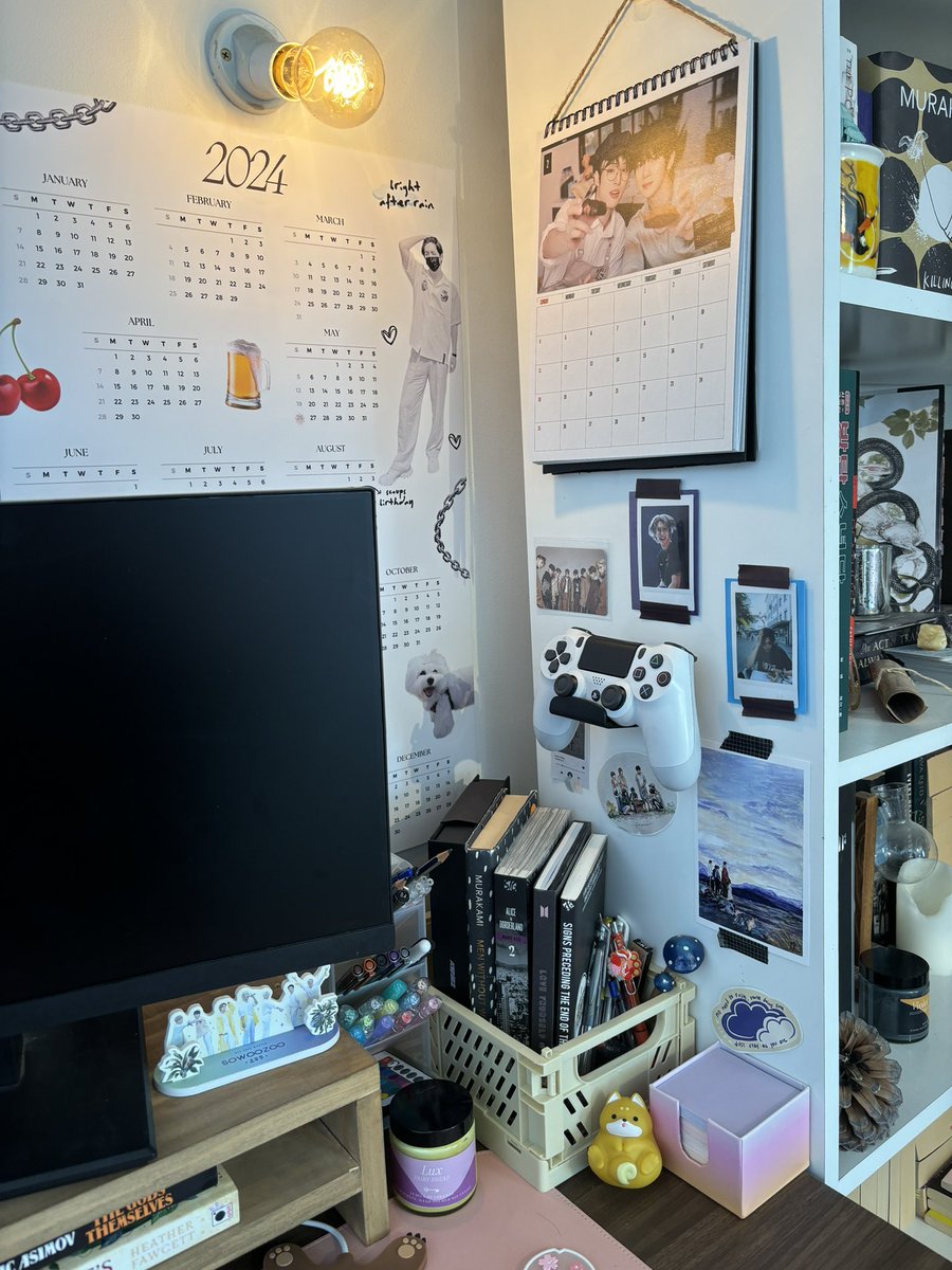 weavingmythos's tweet photo. Screeeeee I redid my desk area so here’s a sneak peek ft stuff from gyuchew, kiwipopbygg and kookiemoonlightstore on ett/sy <3 https://t.co/mC39Bo0tHj