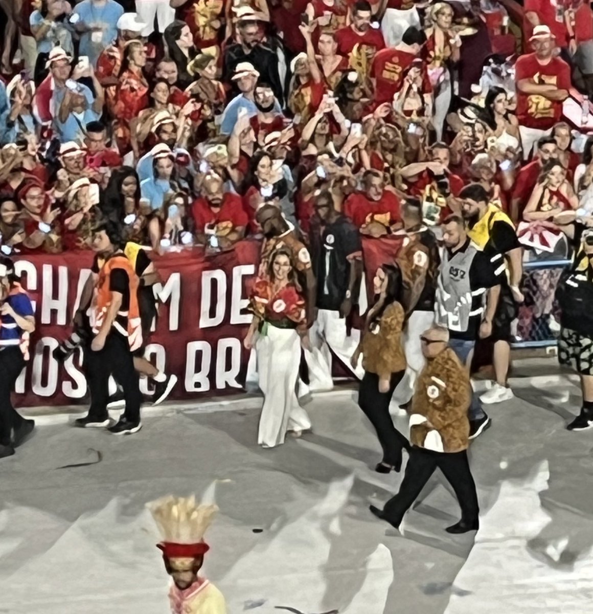 brubarra's tweet photo. Hahaha o rolê aleatório não tão aleatório: Senadora Soraya Thronicke no desfile de onça da Grande Rio https://t.co/dqKVAMmXwR