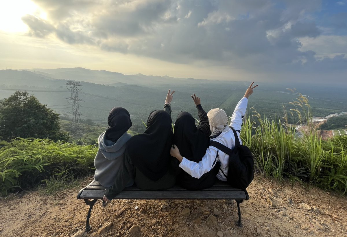 Ajafn_'s tweet photo. Hiking tak seberapa, hanya memori perlu dicipta sebelum selesai ijazah. #bukitbotak https://t.co/bIIdHGhw9p