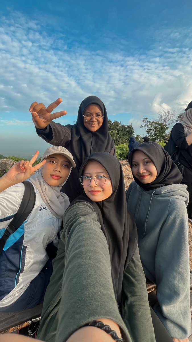 Ajafn_'s tweet photo. Hiking tak seberapa, hanya memori perlu dicipta sebelum selesai ijazah. #bukitbotak https://t.co/bIIdHGhw9p