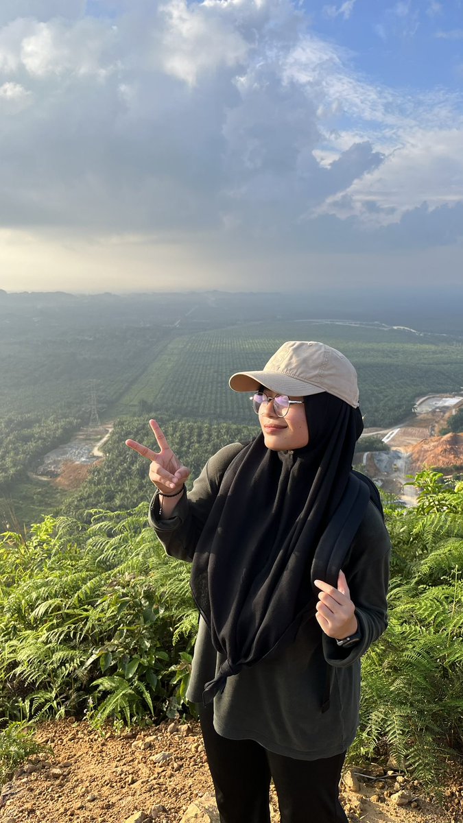 Ajafn_'s tweet photo. Hiking tak seberapa, hanya memori perlu dicipta sebelum selesai ijazah. #bukitbotak https://t.co/bIIdHGhw9p