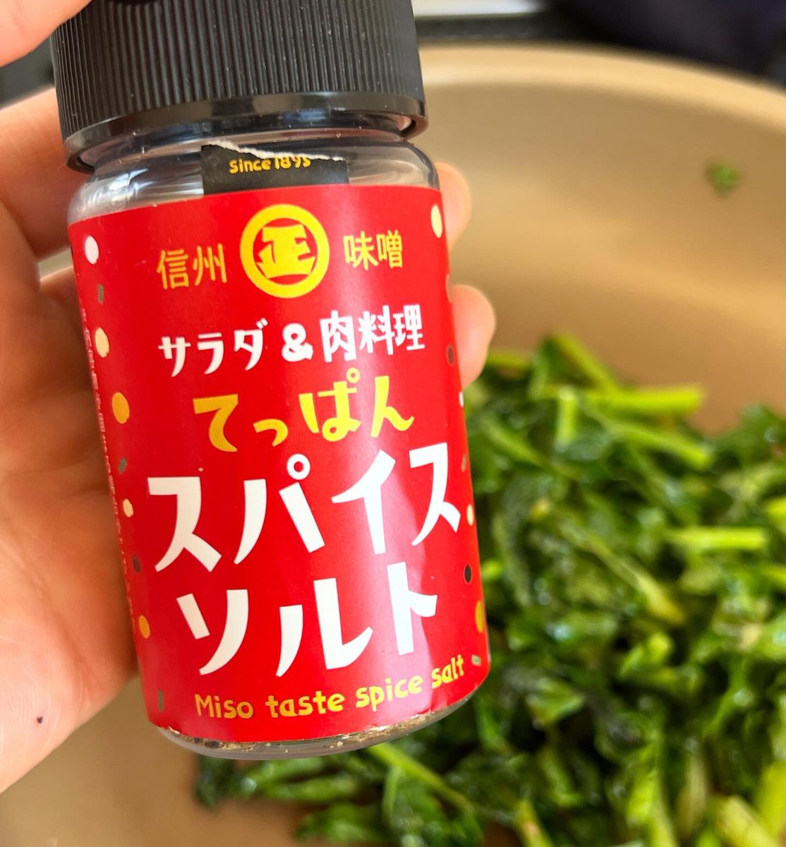 compost855's tweet photo. ぽかぽかな三連休最終日。
お出かけ日和ですが、わたしはいつも通り？な感じです😅
今朝この前の雪ですっぽり埋もれていた大根を収穫してきました。
もう今回で最後ので収穫になりました。
大根の葉は栄養があるし、おいしいから捨てたくないのだけど、畑で採れるようになったら量が半端ない😂 https://t.co/zmtxg4d0Hr