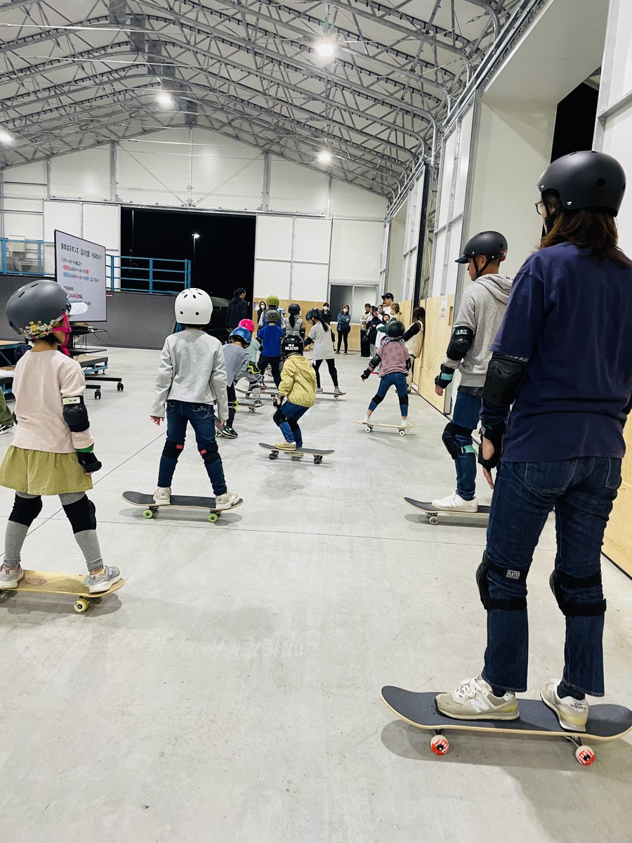 ngtsportspark's tweet image. 新潟県スポーツ公園の一角あるAIRMANスケートパークでは、毎週木曜日夜に初心者向けスクールを開催中☆彡

道具のレンタルも有り、はじめてでも参加可能♪

詳しくはAIRMANスケートパークのHPをチェック！
airman-skatepark.jp

＃新潟県スポーツ公園
＃AIRMANスケートパーク
＃スケボースクール