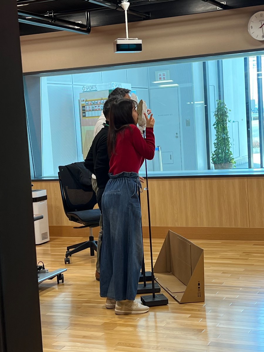 tbcr_directors's tweet photo. 今日のラジオな気分「宮城アーティストブック」には、現代アート作家の相澤オサムさんにご出演いただきました！
相澤さんの顔を形どった仮面がずっと淳吾さんを見つめていました👀
放送後にはみんなで#オサム化をして楽しんでいましたよ！
#ラジオな気分 
#宮城アーティストブック 
#オサム化 https://t.co/S4za34hPeh