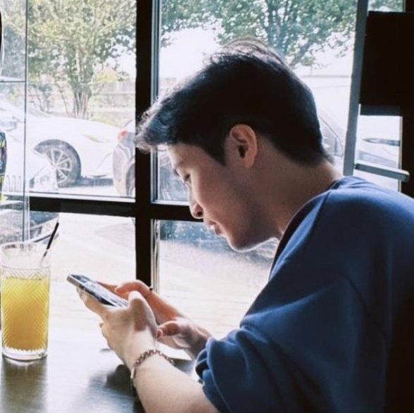 markmoIo's tweet photo. gak pernah liat orang seganteng ini pas main hp https://t.co/fNrrkfiO9C