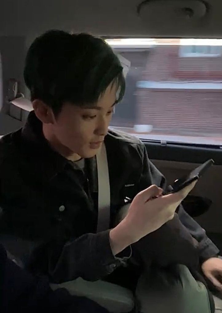 markmoIo's tweet photo. gak pernah liat orang seganteng ini pas main hp https://t.co/fNrrkfiO9C