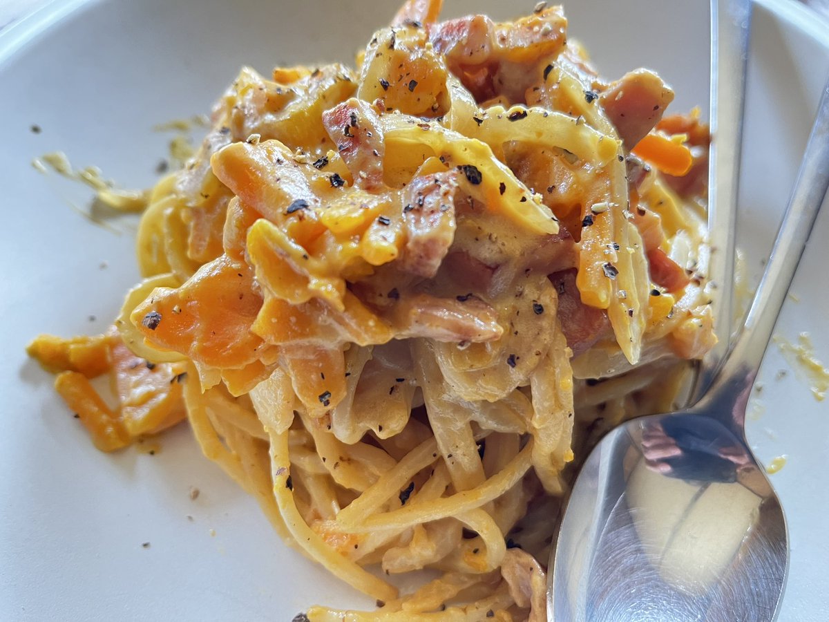 DoorsCoffee's tweet photo. 【T店長のまかないシリーズ】
パスタウィーク
・かぼちゃのクリームパスタ
・チリソースのボロネーゼ
・ベーコンとピーマンのトマトソース
・ほうれん草カルボナーラ

余り食材をおいしく使うのは
まかないの基本ですね。

ごちそうさまでした。

 #本日のまかない #笠置 https://t.co/pISSmwBvok