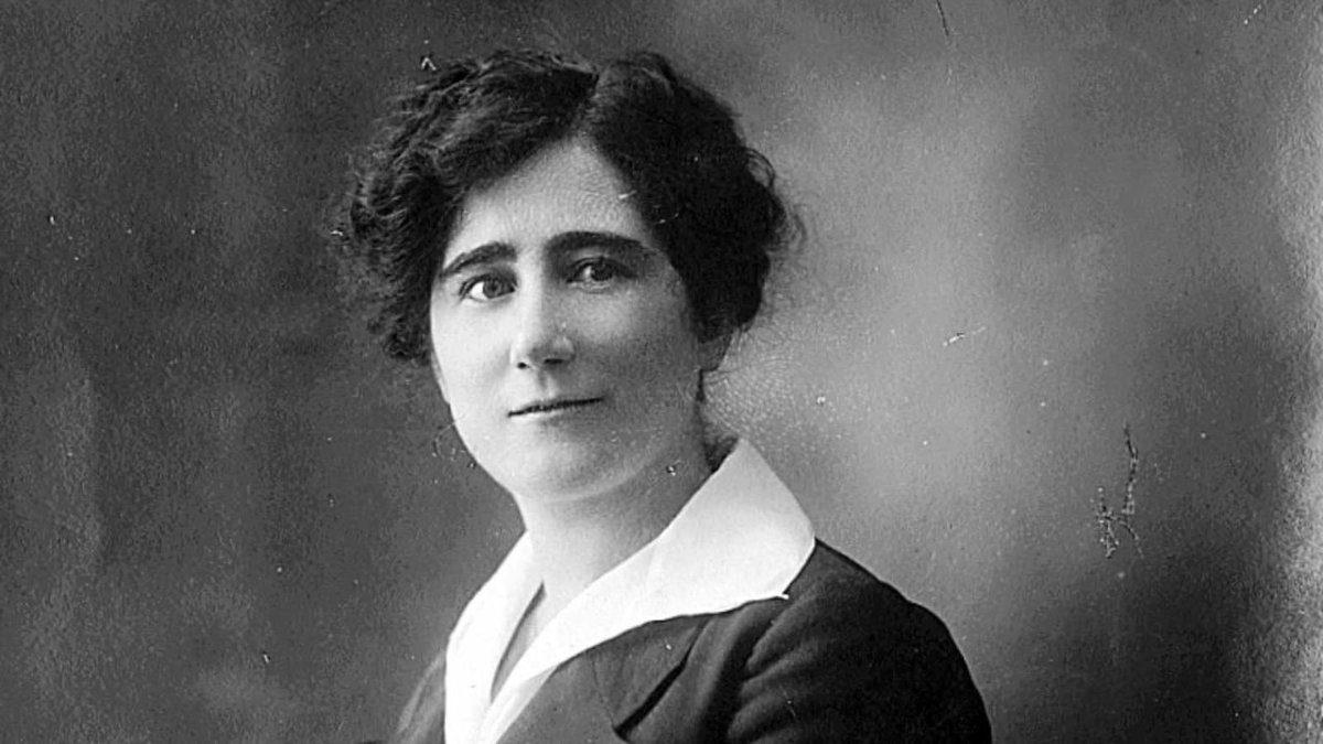 SandraFerrerV's tweet photo. Clara Campoamor Rodríguez nació en Madrid el 12 de febrero de 1888. Hija de un contable y una costurera, con 13 años quedaba huérfana de padre por lo que tuvo que abandonar sus estudios y ayudar a su madre cosiendo, como dependienta y telefonista.

Tenía 21 años cuando 🧵👇 https://t.co/9XvWV8NRCG