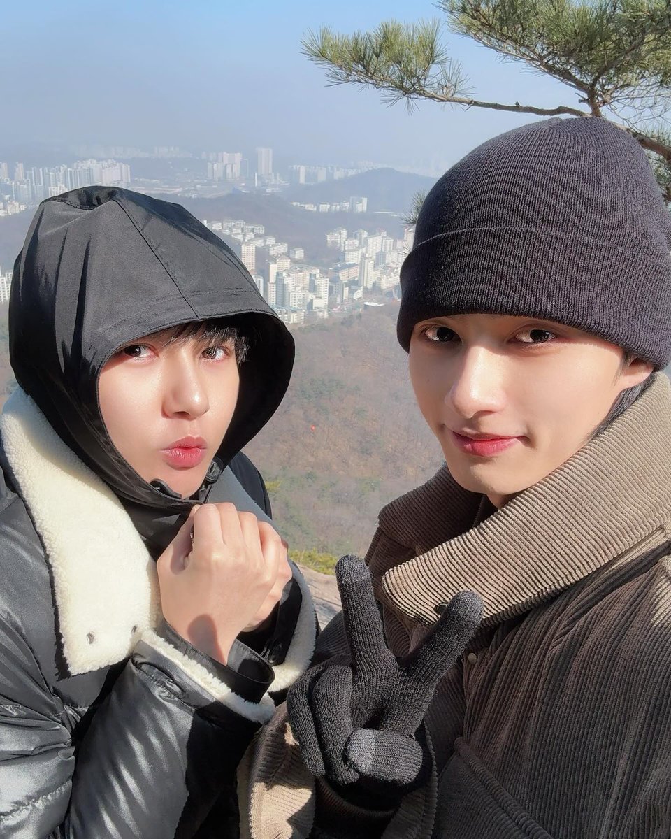 menjunfei's tweet photo. jun mountain climbing with renjun https://t.co/2fj08x6YED