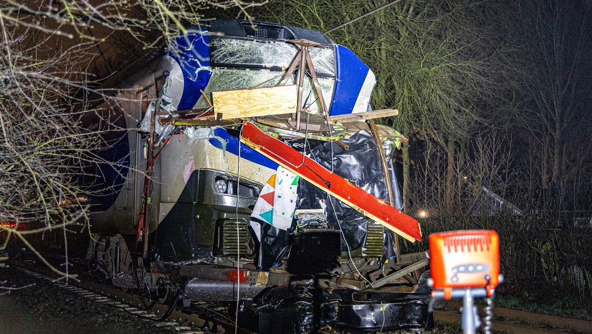 RTLnieuws's tweet photo. Door een aanrijding tussen een carnavalswagen en een trein in Berghem (Noord-Brabant) rijden er nog tot zeker 12.00 uur geen treinen tussen Oss en Nijmegen,

Bij de botsing raakte de machinist gewond:

https://t.co/PfWIHy3UNd https://t.co/WnjIQGF2pn