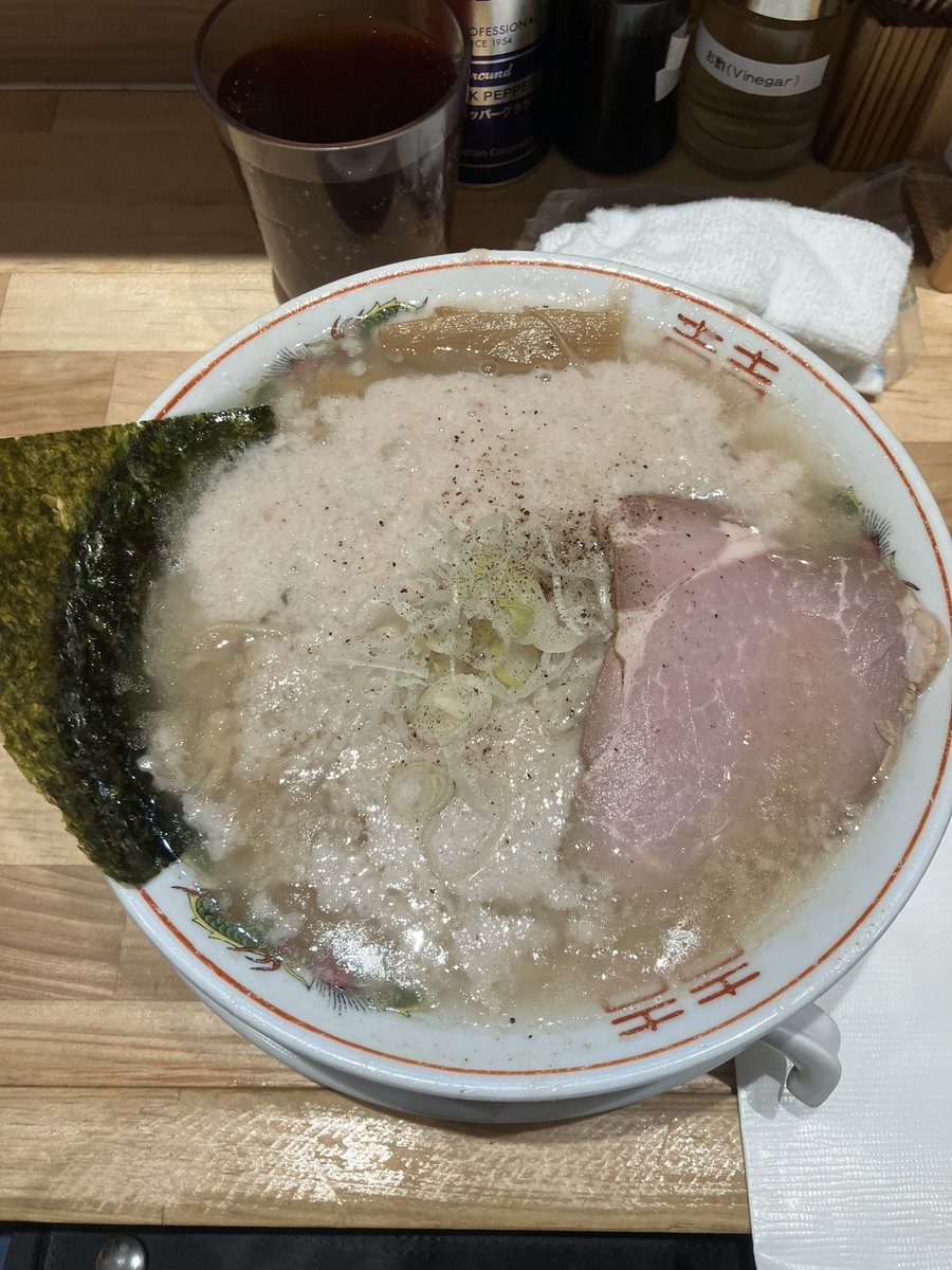 P86301464's tweet photo. ファインモーション🍜

背脂ラーメンチャッチャ亭@渋谷

美味い！
背脂が甘くまろやかでラーメンに合う
スープもチャーシューも美味しい

サービスの黒烏龍茶も嬉しい

スープ、黒ウーロン、スープ、黒ウーロン…の無限ループでした

大変美味でした
ご馳走様でした🙏 https://t.co/4JuoGZ1YmS